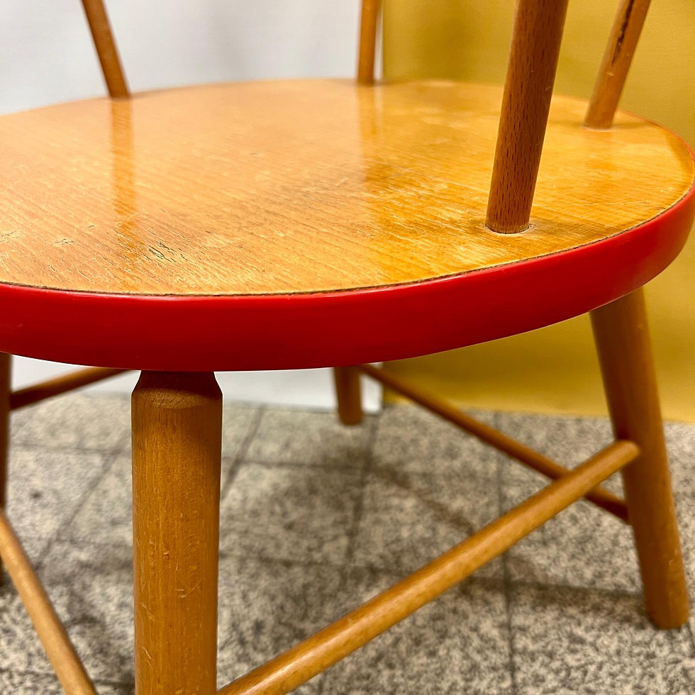 Chaises pour enfant en bois vintage avec cerclage rouge en plastique Wisa Gloria