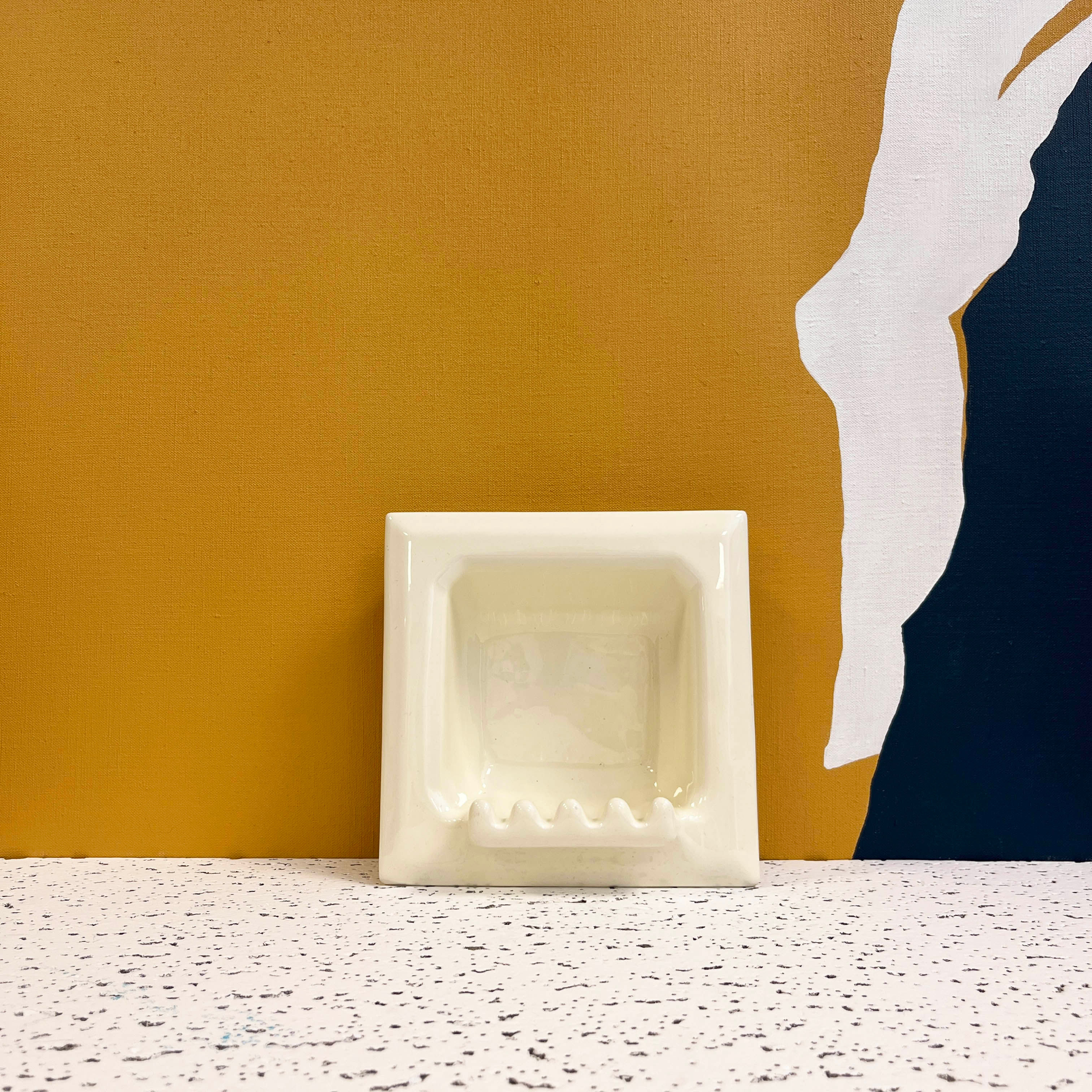 Porte-savon mural en porcelaine émaillée 1950