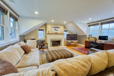 Living Room at 21990 Oatlands Road, Aldie, VA