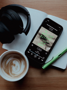 Review: The Writing Retreat by Julia Bartz