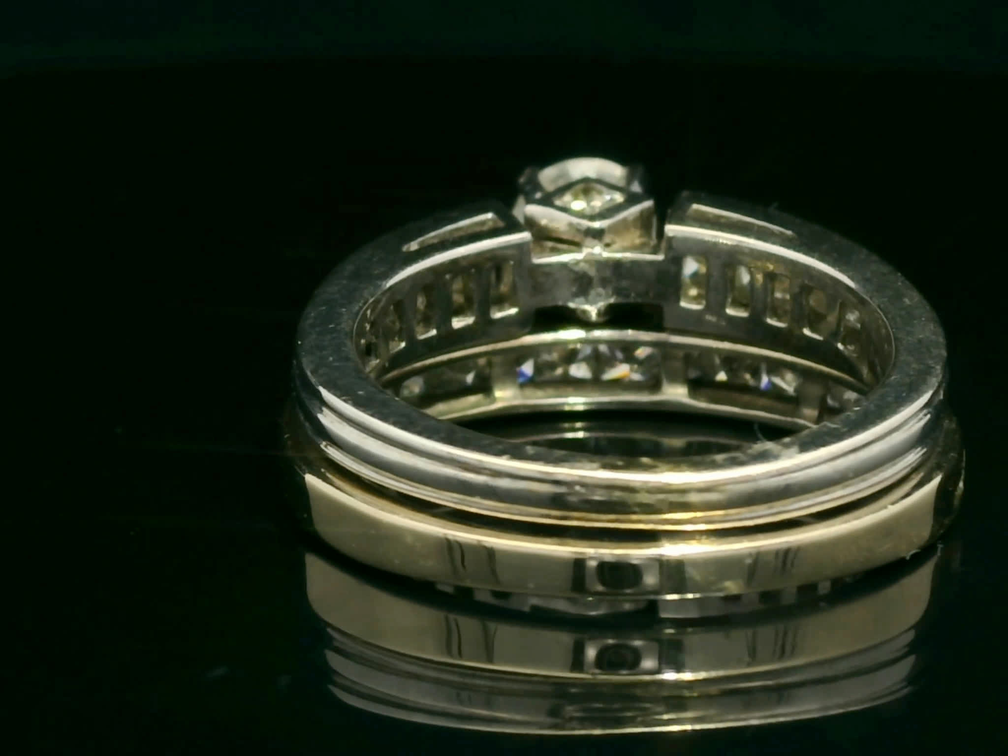 Round Brilliant and Princess Cut Diamond Bridal Set in White Gold