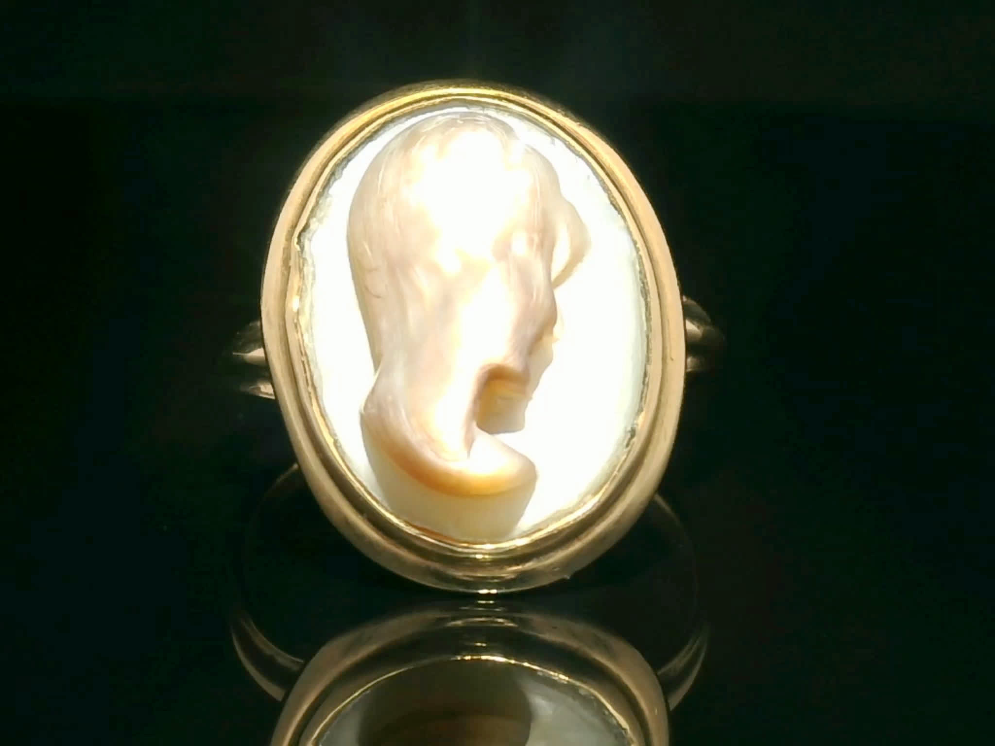 Vintage Oval Carved Quartz Cameo Ring in Yellow Gold