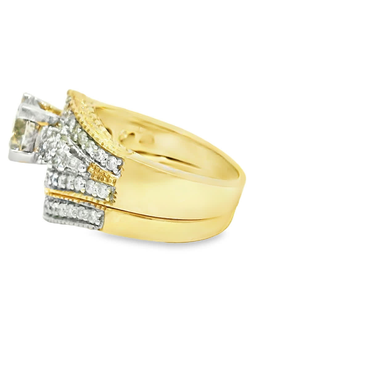 Round Brilliant Cut Diamond Bridal Set in Yellow Gold