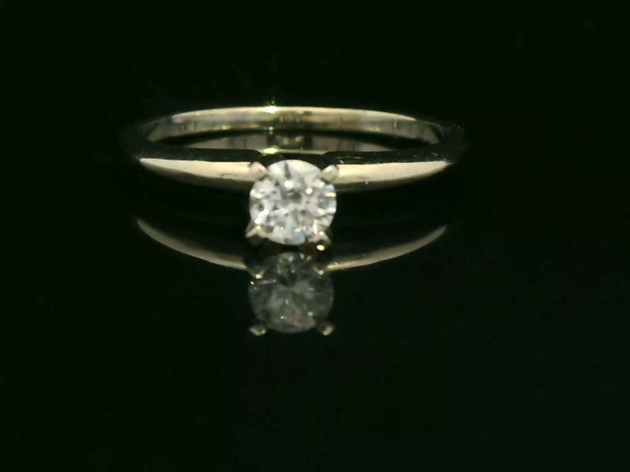 Round Brilliant Cut Diamond Solitaire Ring in Yellow Gold