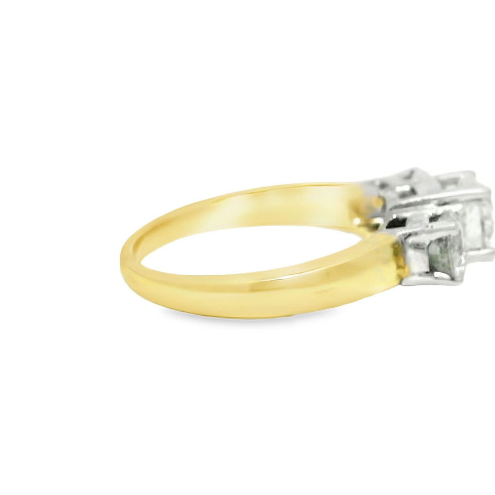 Thumbnail: Classic Three-Stone Round Brilliant Diamond Trilogy Ring in Yellow Gold
