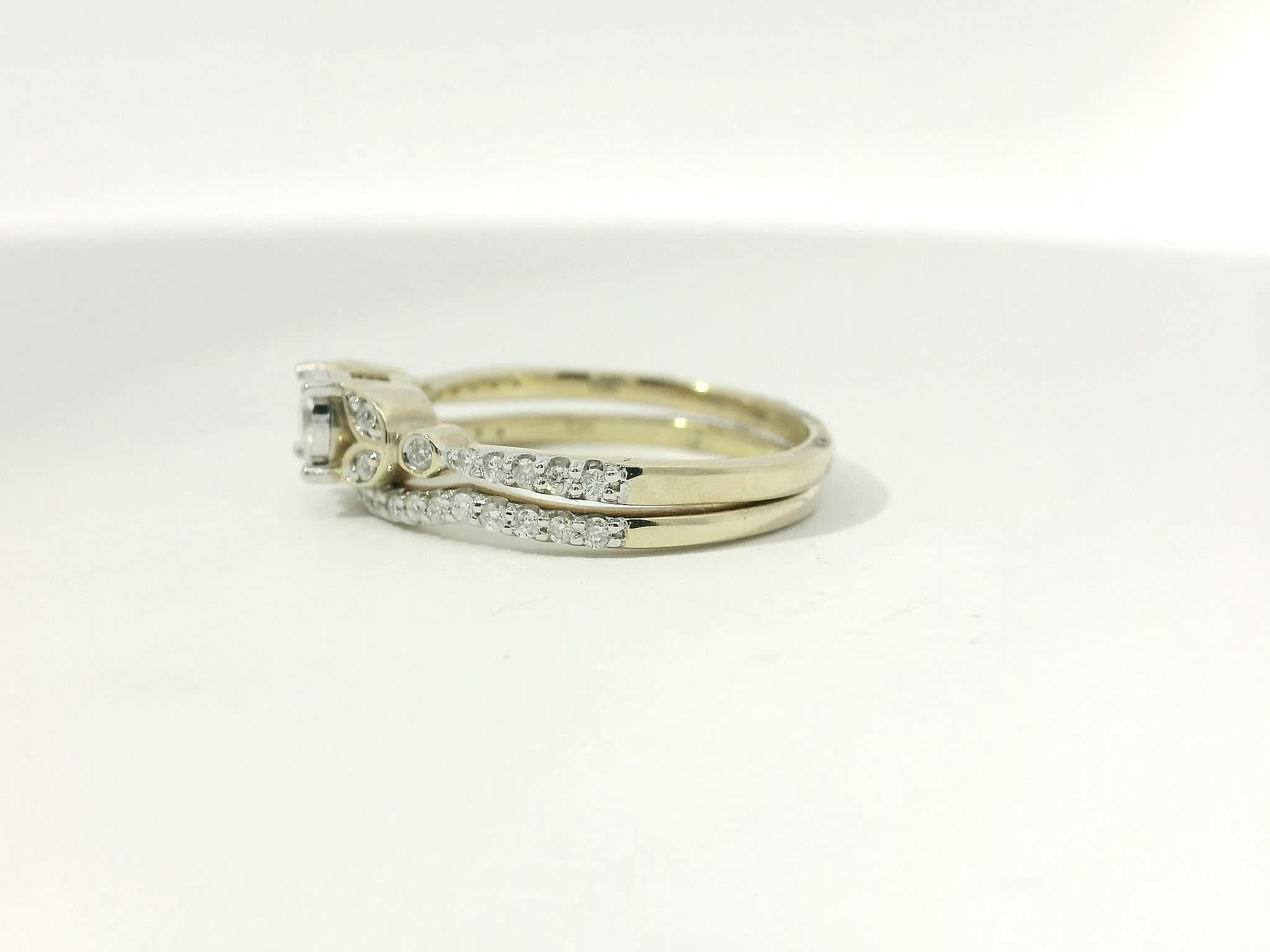 Round Brilliant Cut Diamond Engagement Ring and Pavé Wedding Band Set in Yellow