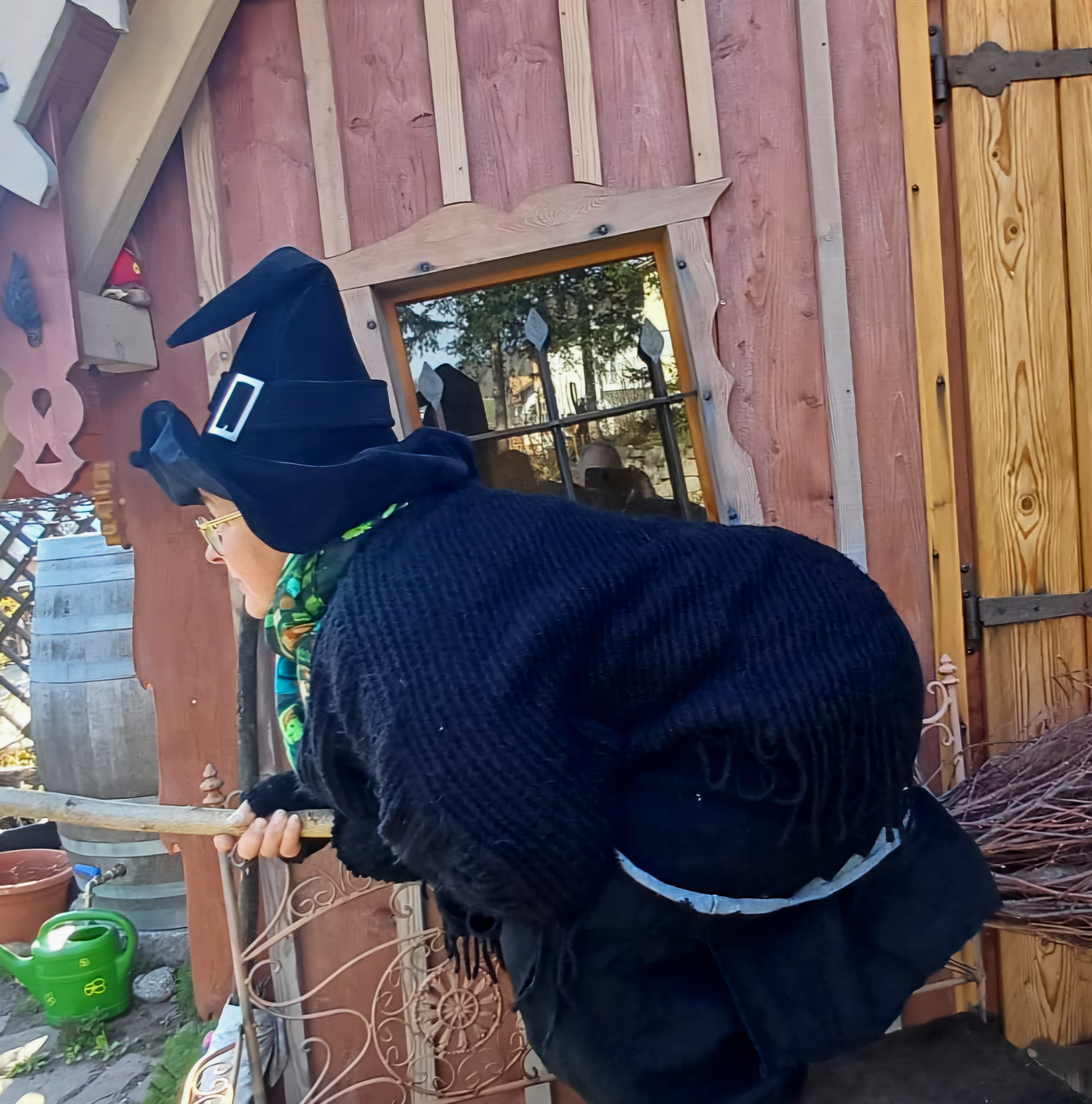 Morèlwaibala auf einem Besen als Hexe verkleidet