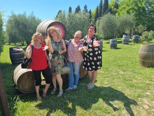 Foto vom Freundinnentag in einer Wiese