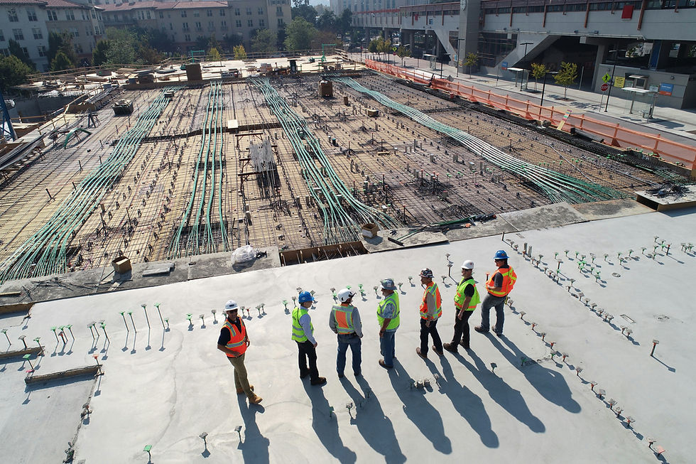 Menschen auf einer Baustelle