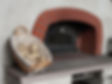 Brotbackofen mit einem Korb Brot