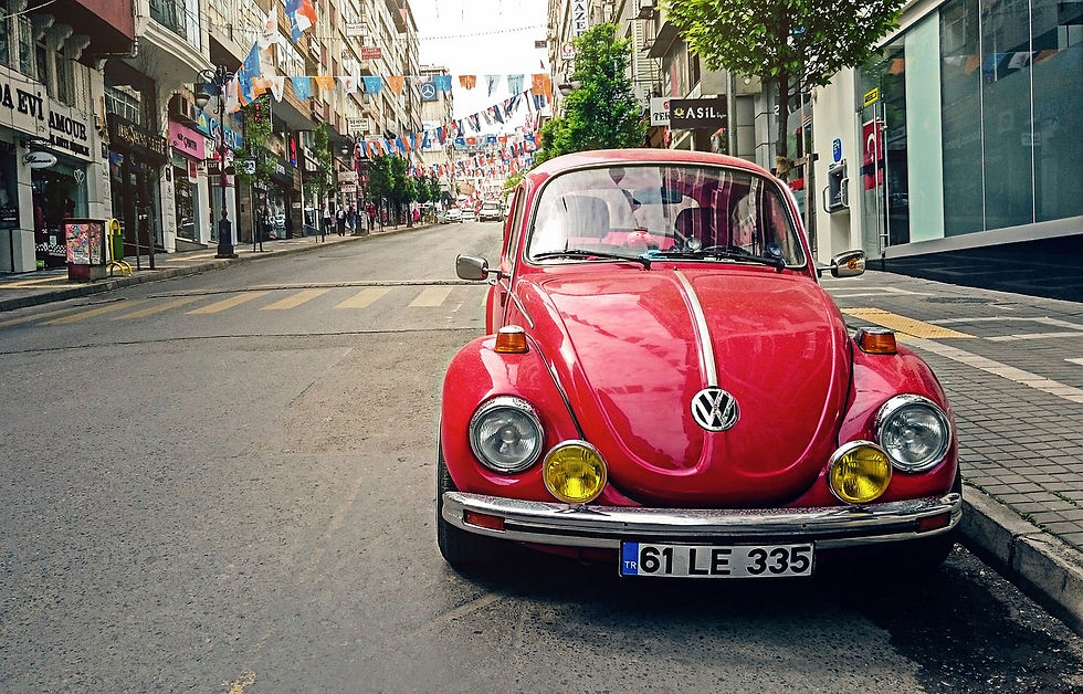 Un coche rojo Volkswagen escarabajo visto desde el frnete