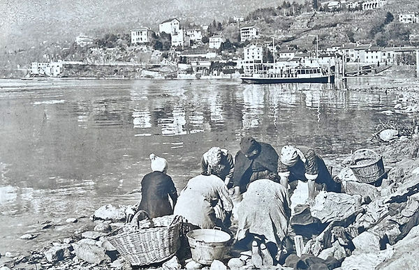 Donne che lavano Piazza.jpg