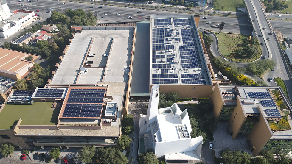 Vista aérea de instalación de paneles solares en desarrollo Pueblo Serena en México
