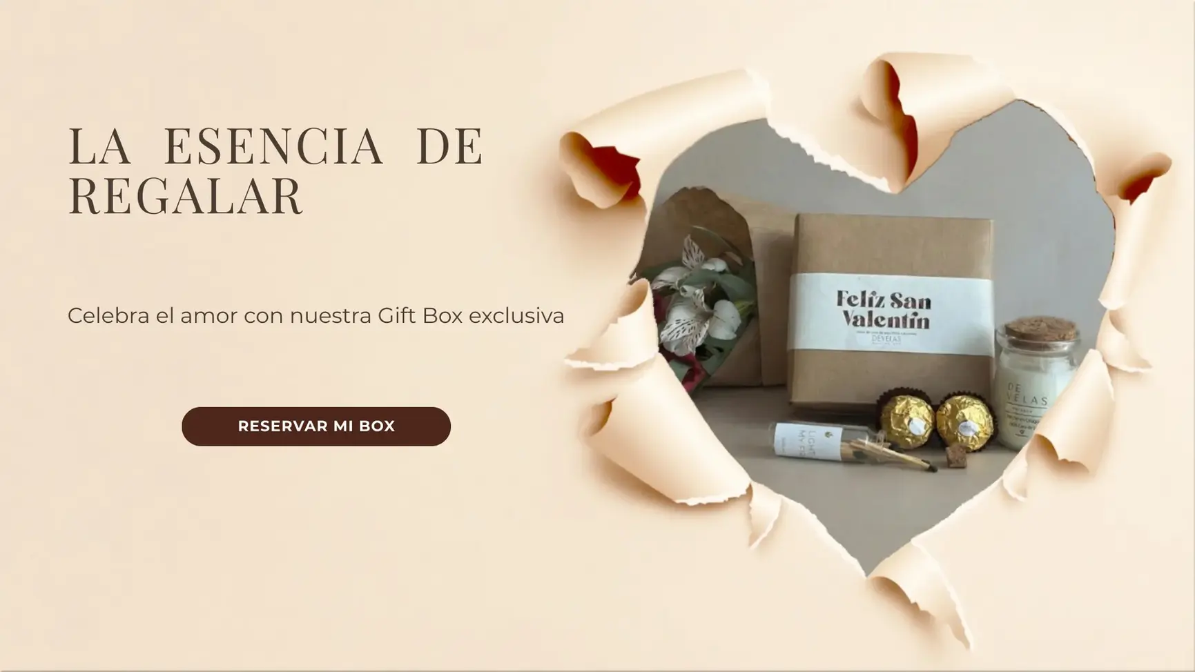 Caja de regalo San Valentín con vela, bombones y flores sobre fondo beige