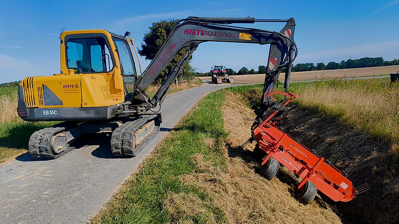 Bagger mit Bandrechen_edited.jpg