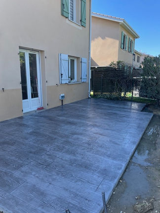 terrasse extérieure en béton imprimé bois