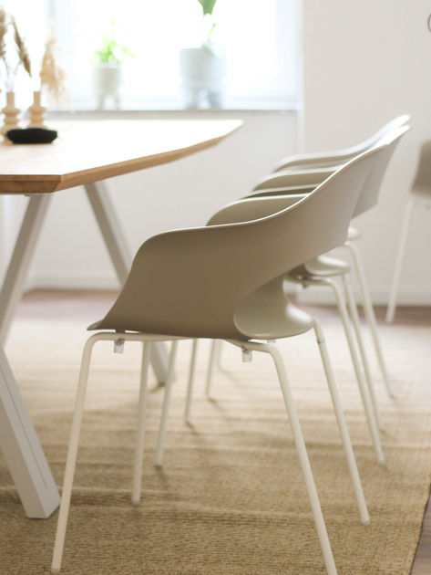 Bild von drei nebeneinanderstehenden weißen Bürostühlen aus der Nähe im Heimatoffice 26, einem Co-Working-Space in München.