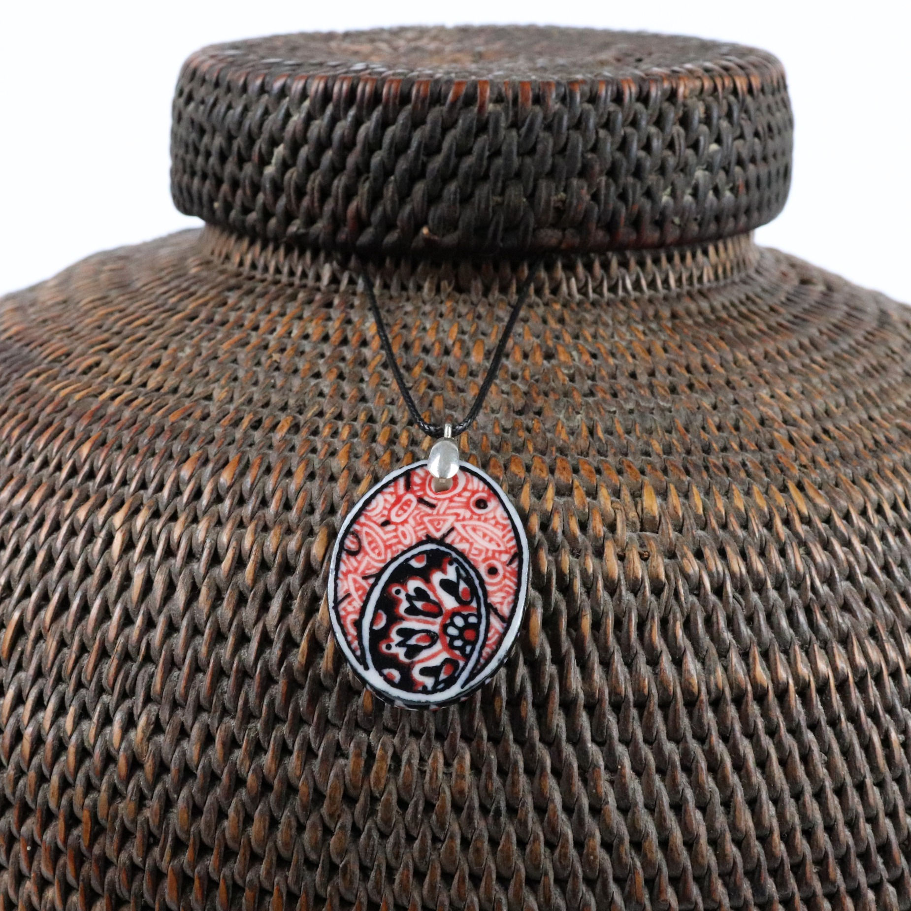 Small oval-shaped Pendant Necklace