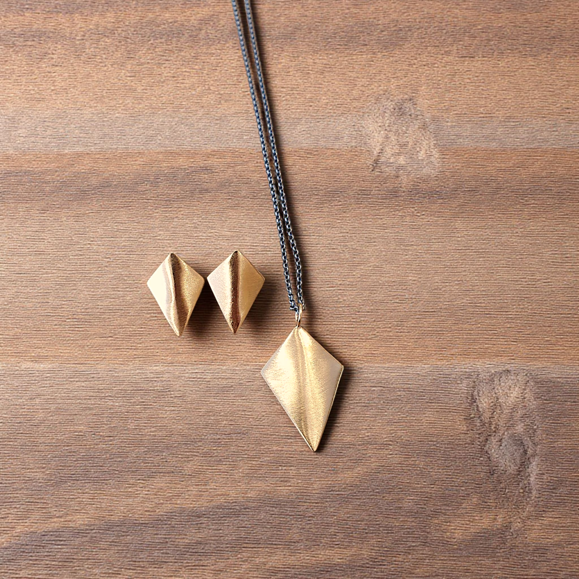 Rautenförmiger Anhänger mit Kette