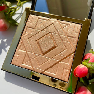 Artist Couture Highlighter: ''Haute Damn" (The name is on point for this highlighter)