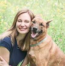 Hundetrainerin Claudia Lang mit ihrem Hund Thor