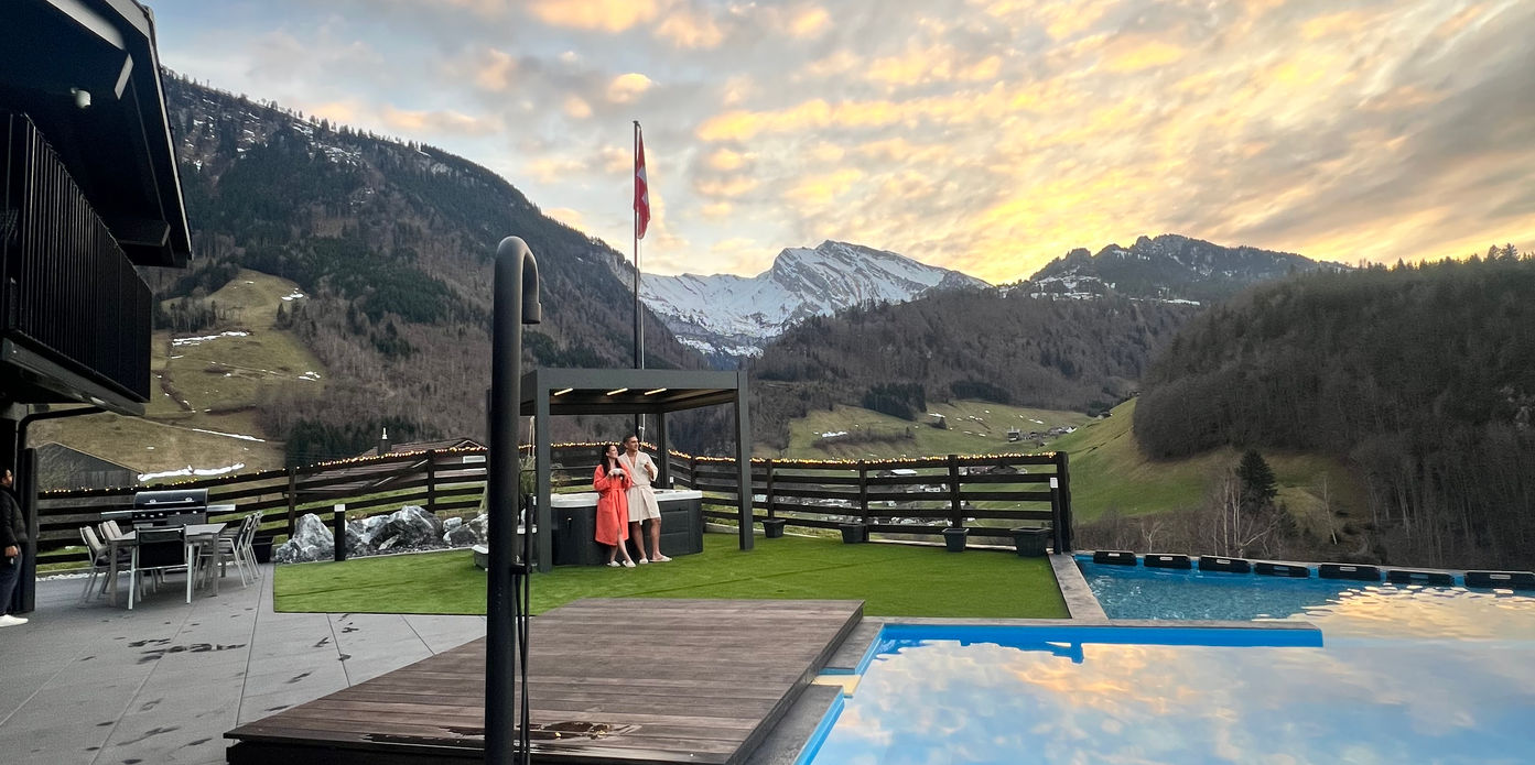 Villa Tauris in Emmetten schwebt wie im Himmel über der Landschaft – exklusive Luxusvilla mit grenzenlosem Panoramablick über See, Alpen und bis in den Schwarzwald.