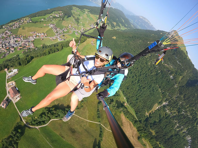 Gleitschirmflug über der Villa Tauris