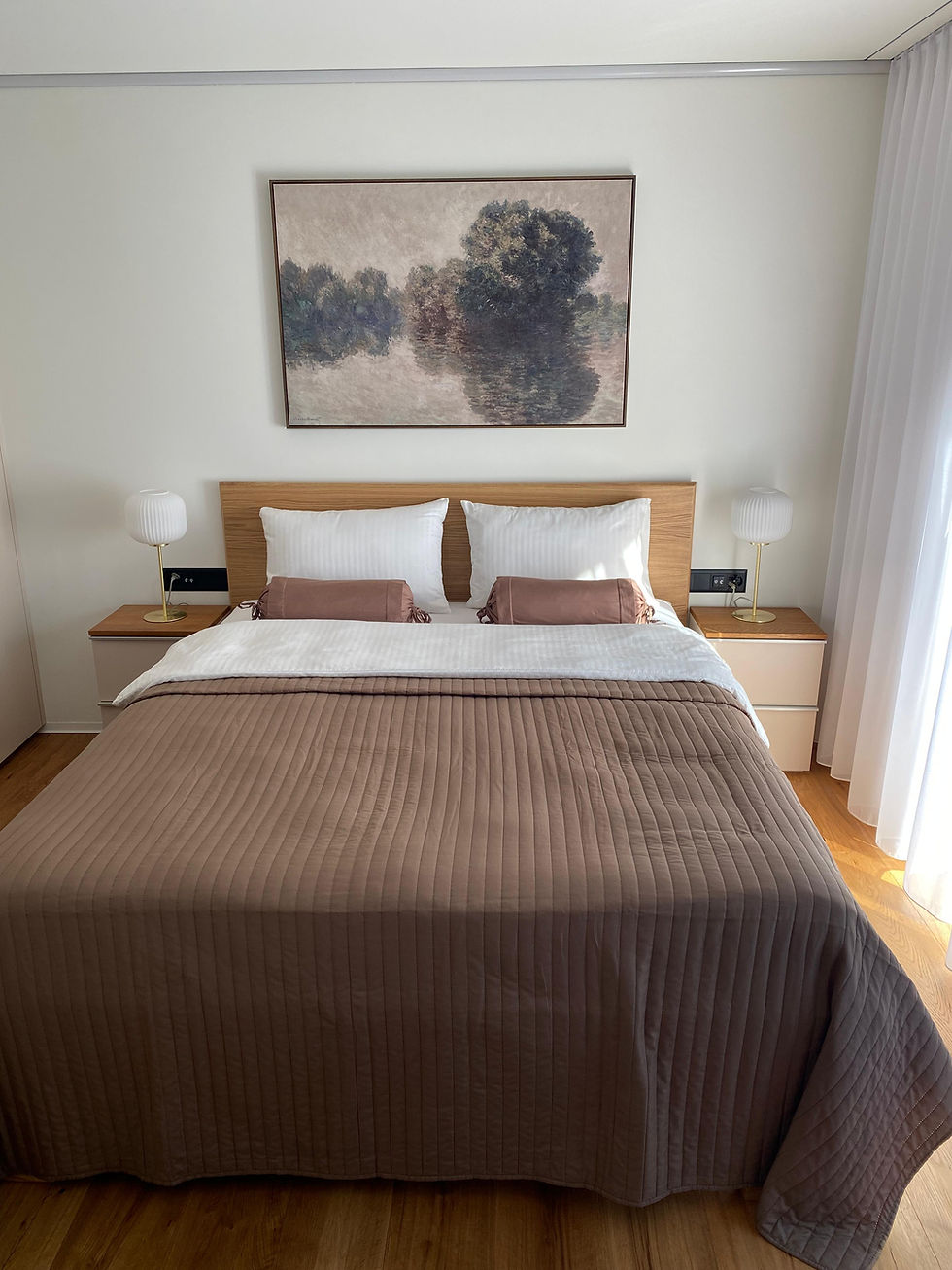 Luxury bedroom with en-suite bathroom and balcony overlooking Mountain Panorama – Villa Tauris