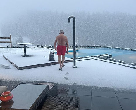Winter cold immersion at private spa above Lake Lucerne with alpine snow landscape – Villa Tauris.