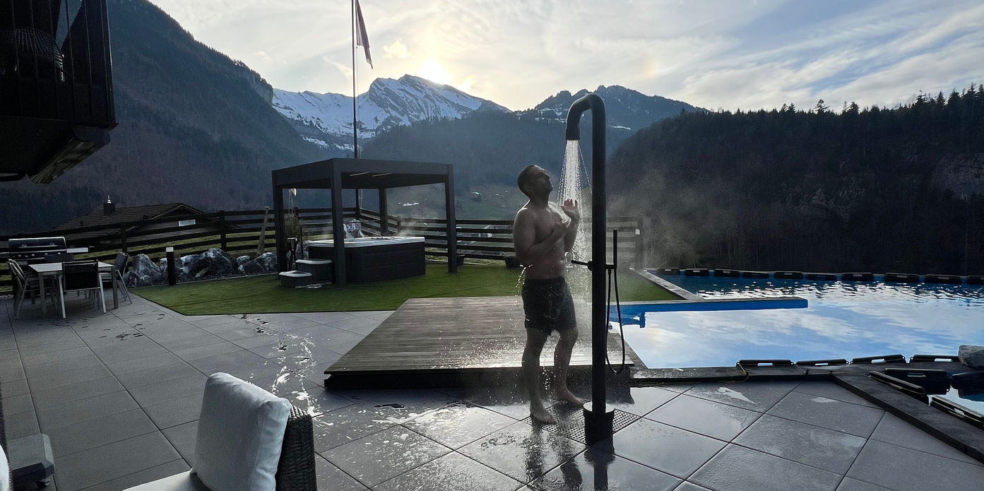 Villa Tauris in Emmetten schwebt wie im Himmel über der Landschaft – exklusive Luxusvilla mit grenzenlosem Panoramablick über See, Alpen und bis in den Schwarzwald.