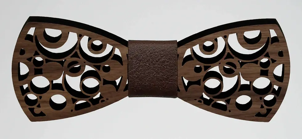 Sličica: Leseni metuljček. Na eno strani svetel les, na drugi pa temen, obrnete ga želji. Barvo traka na sredini je možno izbirati.