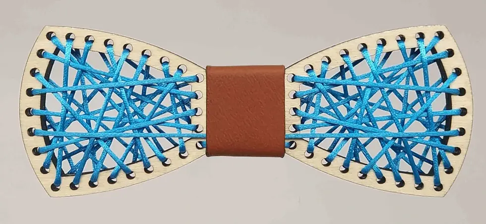 Sličica: Leseni metuljček barvna nitka. Na eno strani svetel les, na drugi pa temen, obrnete ga želji. Barvo sredine je možno izbirati