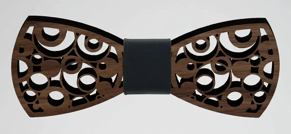 Sličica: Leseni metuljček. Na eno strani svetel les, na drugi pa temen, obrnete ga želji. Barvo traka na sredini je možno izbirati.