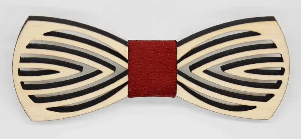 Sličica: Leseni metuljček. Na eno strani svetel les, na drugi pa temen, obrnete ga želji. Barvo traka na sredini je možno izbirati.