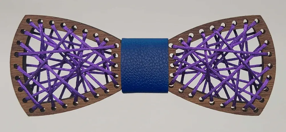 Leseni metuljček barvna nitka. Na eno strani svetel les, na drugi pa temen, obrnete ga želji. Barvo sredine je možno izbirati