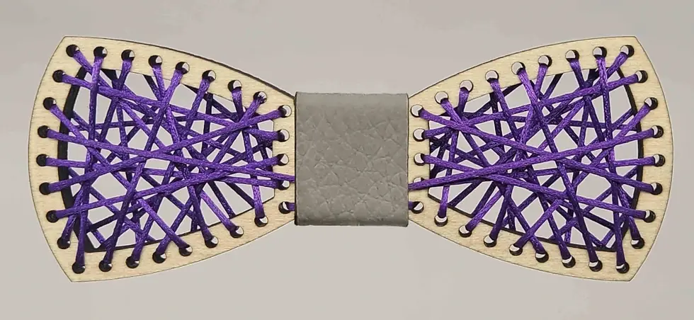 Sličica: Leseni metuljček barvna nitka. Na eno strani svetel les, na drugi pa temen, obrnete ga želji. Barvo sredine je možno izbirati