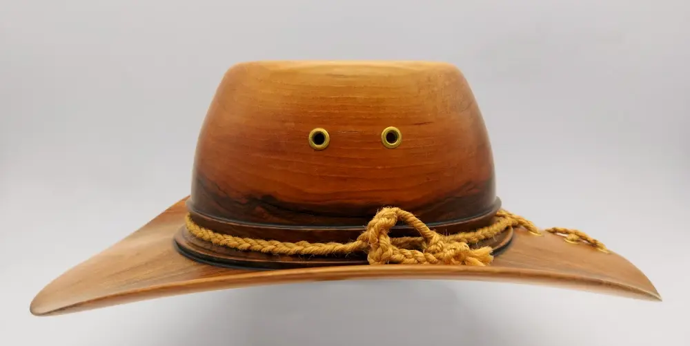 Klobuk. Leseni kavbojski klobuk