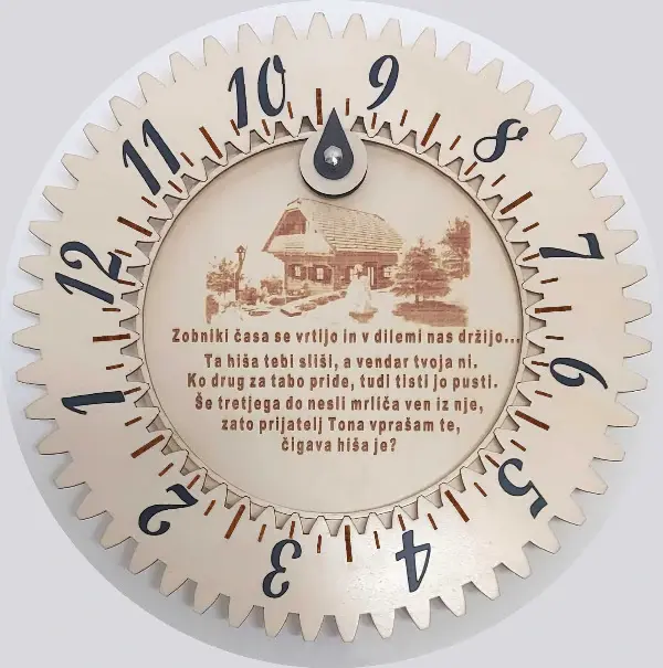 Lesena stenska ura. Namesto kazalcev se vrti številčnica. V sredini je slika po vaši izbiri.