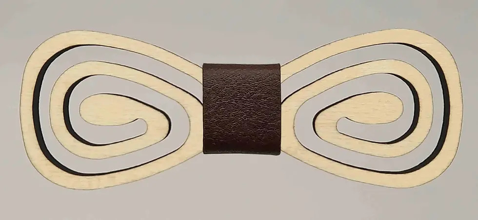 Sličica: Leseni metuljček. Na eno strani svetel les, na drugi pa temen, obrnete ga želji. Barvo traka na sredini je možno izbirati.