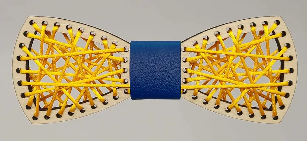 Sličica: Leseni metuljček barvna nitka. Na eno strani svetel les, na drugi pa temen, obrnete ga želji. Barvo sredine je možno izbirati