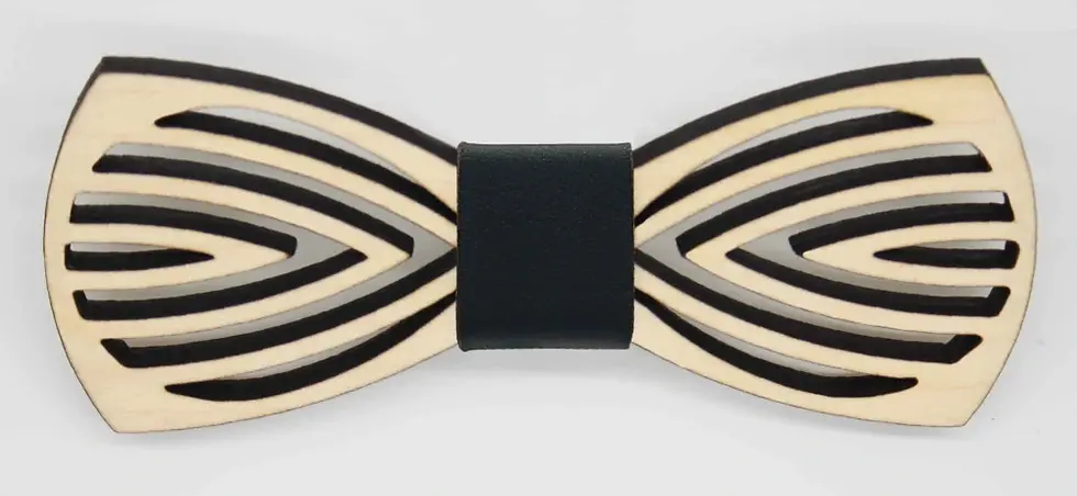 Sličica: Leseni metuljček. Na eno strani svetel les, na drugi pa temen, obrnete ga želji. Barvo traka na sredini je možno izbirati.