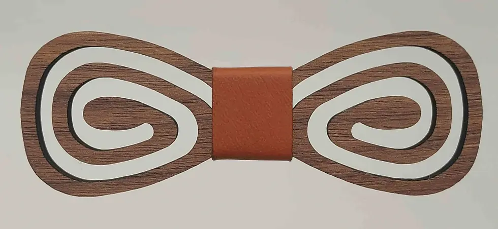 Sličica: Leseni metuljček. Na eno strani svetel les, na drugi pa temen, obrnete ga želji. Barvo traka na sredini je možno izbirati.