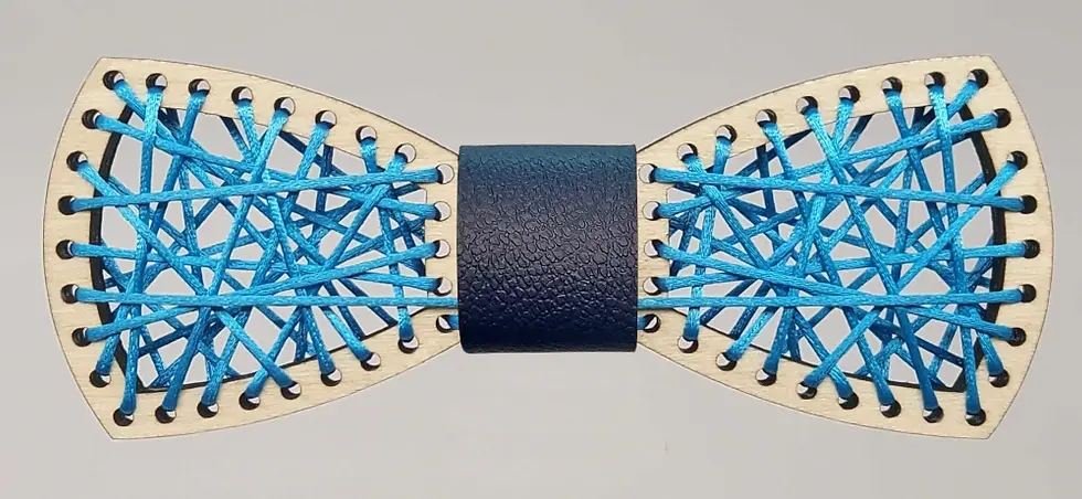 Leseni metuljček barvna nitka. Na eno strani svetel les, na drugi pa temen, obrnete ga želji. Barvo sredine je možno izbirati