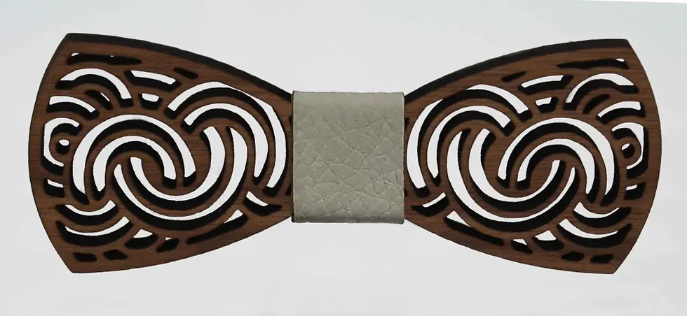 Sličica: Leseni metuljček. Na eno strani svetel les, na drugi pa temen, obrnete ga želji. Barvo traka na sredini je možno izbirati.