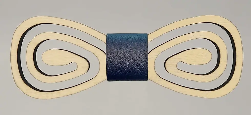 Sličica: Leseni metuljček. Na eno strani svetel les, na drugi pa temen, obrnete ga želji. Barvo traka na sredini je možno izbirati.