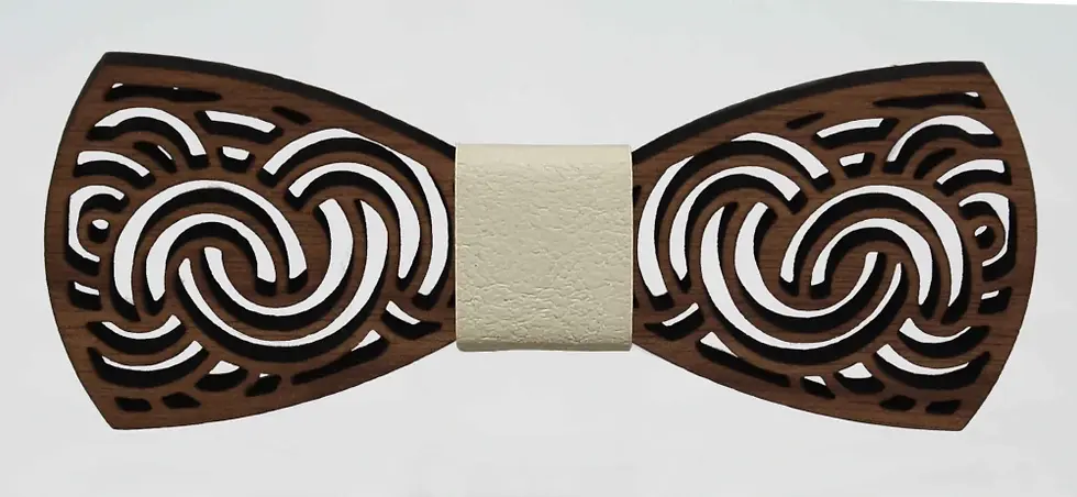 Sličica: Leseni metuljček. Na eno strani svetel les, na drugi pa temen, obrnete ga želji. Barvo traka na sredini je možno izbirati.