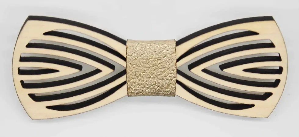 Leseni metuljček. Na eno strani svetel les, na drugi pa temen, obrnete ga želji. Barvo traka na sredini je možno izbirati.