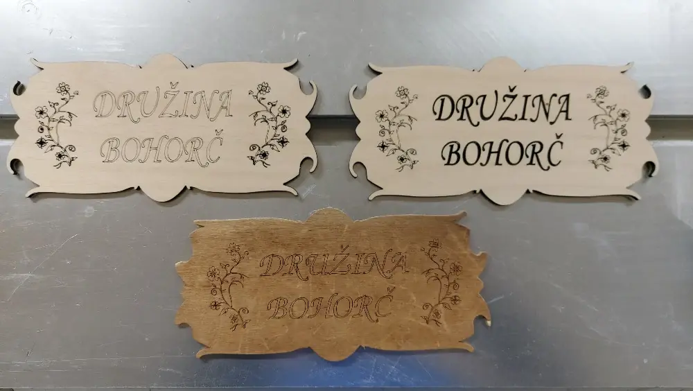 Lesena družinska okrasna tablica.