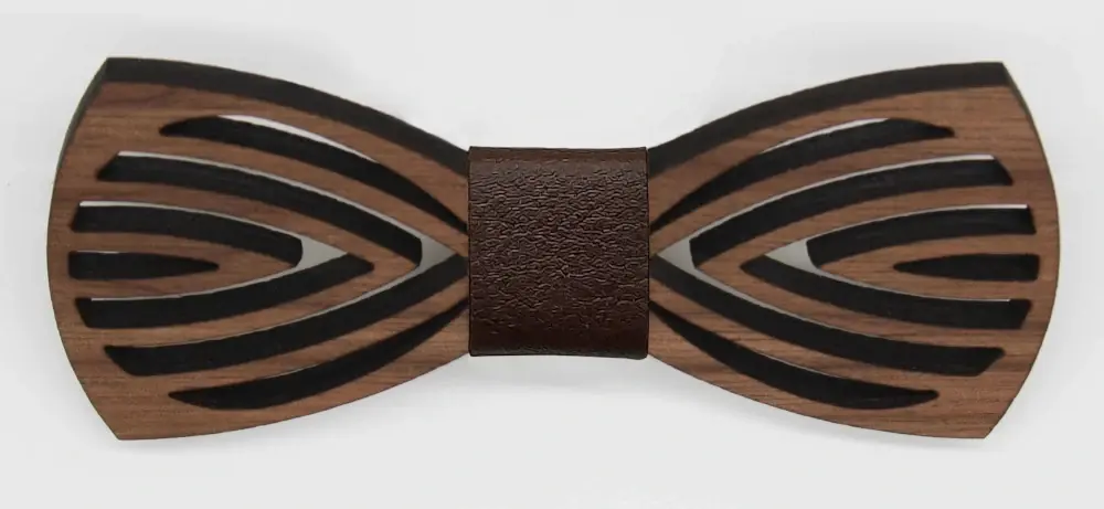 Leseni metuljček. Na eno strani svetel les, na drugi pa temen, obrnete ga želji. Barvo traka na sredini je možno izbirati.