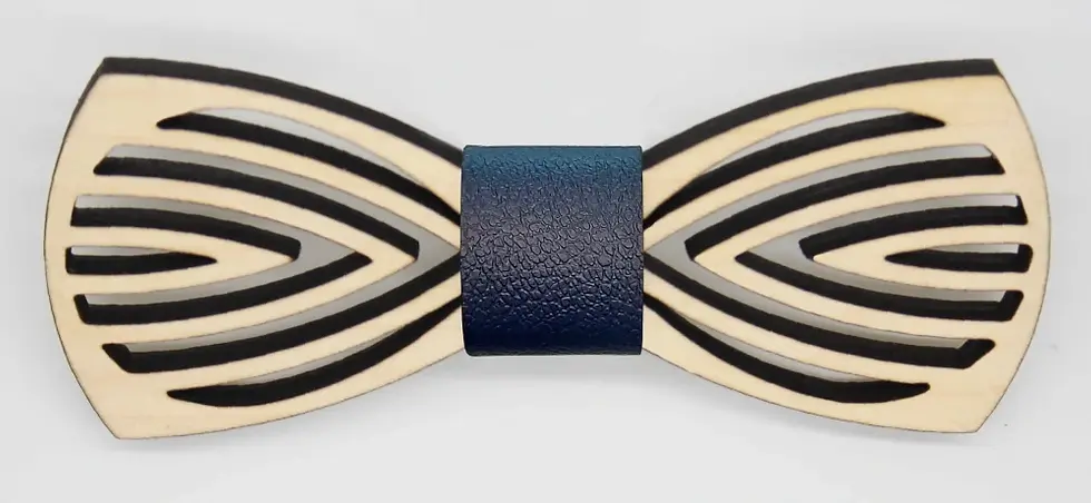 Leseni metuljček. Na eno strani svetel les, na drugi pa temen, obrnete ga želji. Barvo traka na sredini je možno izbirati.